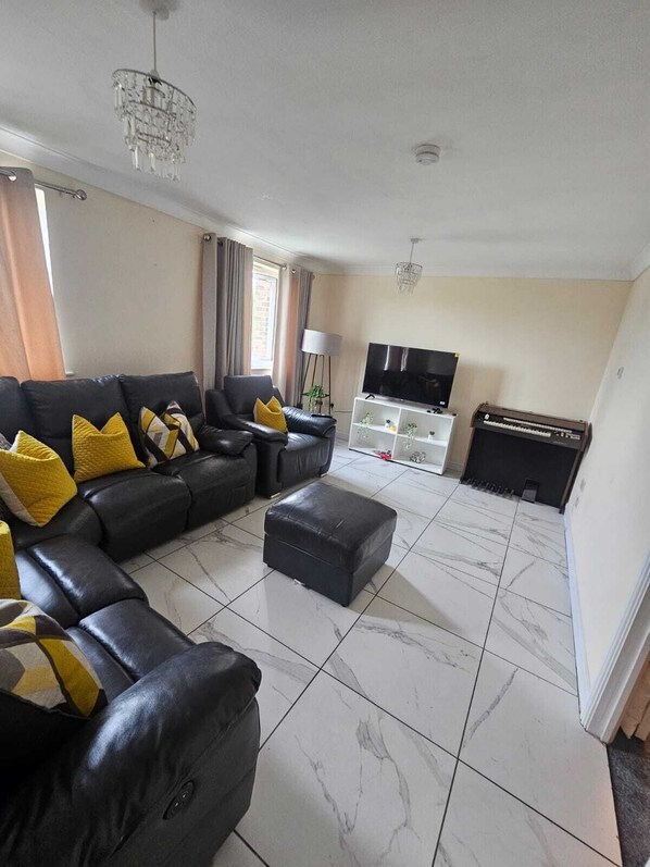 House | Living area | TV - Sittingbourne Serenity - Spacious 4-bed House (Sittingbourne)