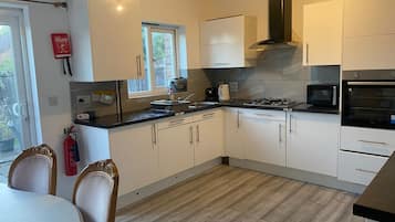 House | Dapur peribadi | Peti sejuk, ketuhar gelombang mikro, ketuhar, dapur