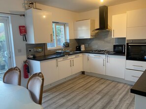 House | Private kitchen | Fridge, microwave, oven, stovetop - Sittingbourne Serenity - Spacious 4-bed House (Sittingbourne)