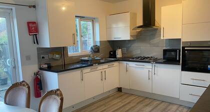 Sittingbourne Serenity - Spacious 4-bed House