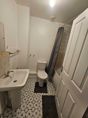 House | Bathroom | Combined shower/tub, deep soaking tub, towels - Sittingbourne Serenity - Spacious 4-bed House (Sittingbourne)