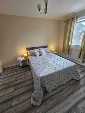 House | 4 bedrooms, iron/ironing board, free WiFi, bed sheets - Sittingbourne Serenity - Spacious 4-bed House (Sittingbourne)