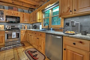 Fridge, microwave, oven, stovetop - Gorgeous river front cabin rental with tons of outdoor space, hot tub and firepit (Ellijay)