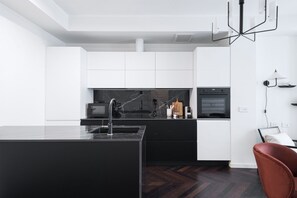 Réfrigérateur, micro-ondes, four, plaque de cuisson