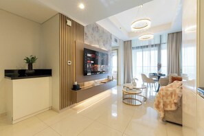 Appartement Deluxe, 2 chambres, vue ville | Coin séjour | TV connectée de 50 cm avec chaînes par satellite