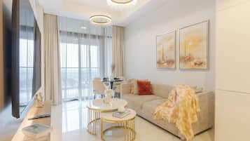 Deluxe appartement, 2 slaapkamers, uitzicht op stad | Woonruimte | Een 50-cm smart-tv met satellietzenders