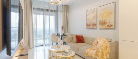 Deluxe-lejlighed - 2 soveværelser - byudsigt | Opholdsområde | 50-centimeters smart-tv med satellitkanaler