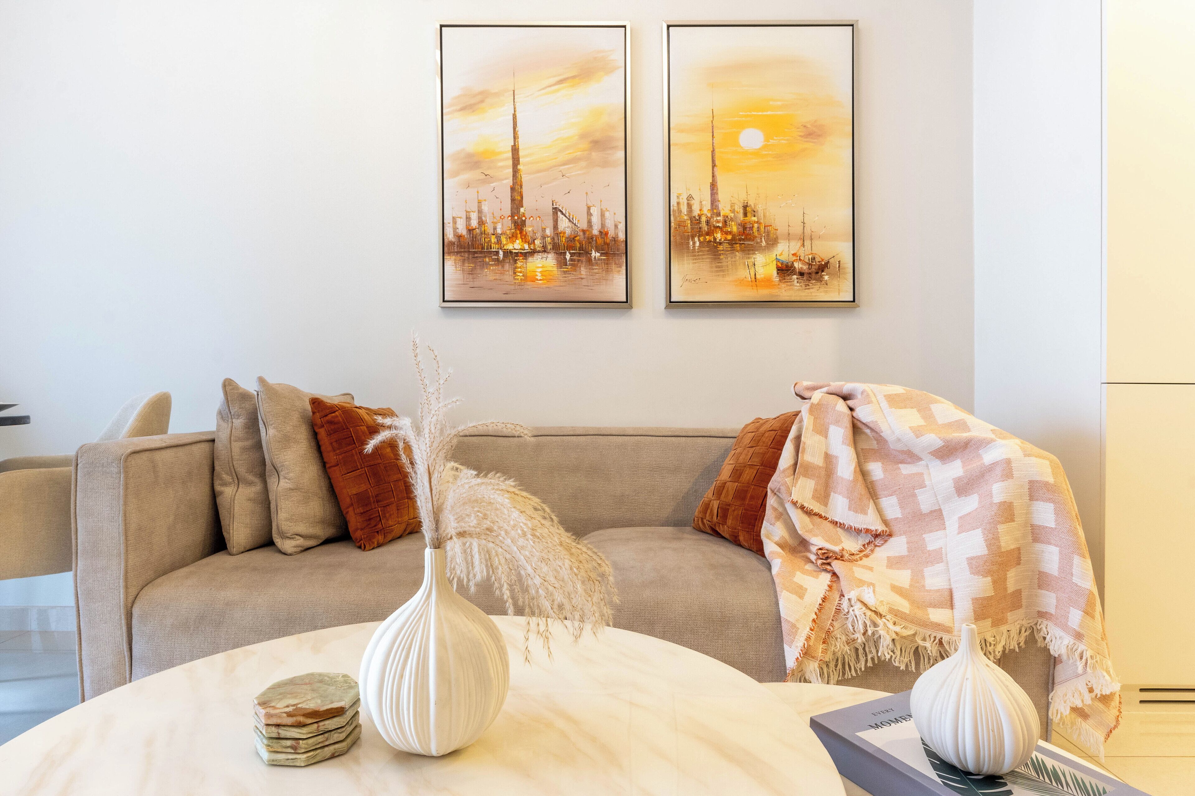 Deluxe appartement, 2 slaapkamers, uitzicht op stad | Woonruimte | Een 50-cm smart-tv met satellietzenders