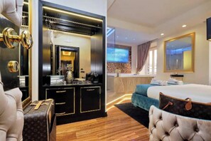 5 bedrooms, in-room safe, desk, iron/ironing board