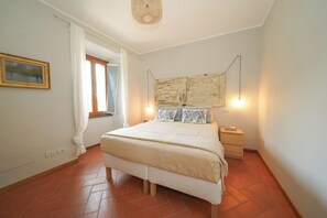 11 bedrooms, iron/ironing board, WiFi, bed sheets - A private oasis in a medieval Tuscan village near Cinque Terre
(Mulazzo)