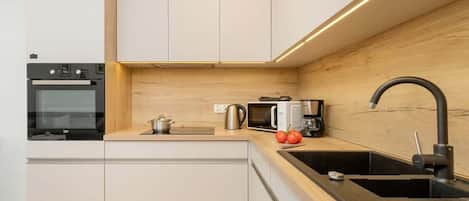 冷蔵庫、電子レンジ、オーブン、コンロ