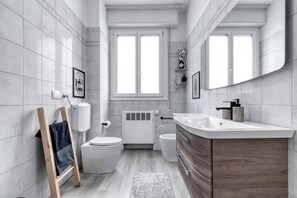 Shower, hair dryer, bidet, towels