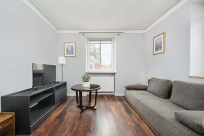 TV - Apartament z 2 Sypialniami i Oddzielna Kuchnia w Centrum Wroclawia na 4 Pietrze by Noclegi Renters (Wroclaw)