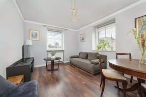 TV - Apartament z 2 Sypialniami i Oddzielna Kuchnia w Centrum Wroclawia na 4 Pietrze by Noclegi Renters (Wroclaw)