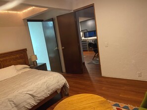 1 dormitorio, tabla de planchar con plancha, wifi y ropa de cama