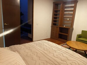 1 dormitorio, tabla de planchar con plancha, wifi y ropa de cama