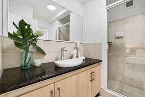 Hair dryer, towels - City Edge Serenity: Cozy 2BR East Perth Apartment (East Perth)