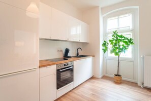 Mikrowelle, Herdplatte, Geschirrspüler