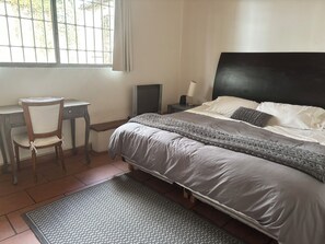 2 bedrooms, iron/ironing board, WiFi, bed sheets - Cozy cottage in the forest (María Candelaria)