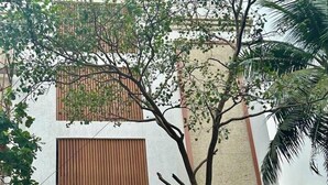 Un edificio de varios pisos con un cartel que dice 'HOTEL MUMBAI HOUSE'.
