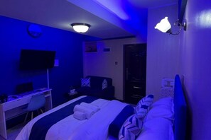 Deluxe Studio Suite | Living area