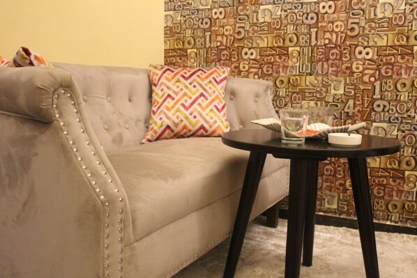 Studio Suite Business | Khu phòng khách | Smart TV 24-inch có truyền hình kỹ thuật số