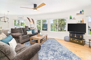 Smart TV - Bayfield Suite at Ferry Landing Suites in Downtown (La Pointe)