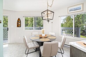Dining - Bayfield Suite at Ferry Landing Suites in Downtown (La Pointe)