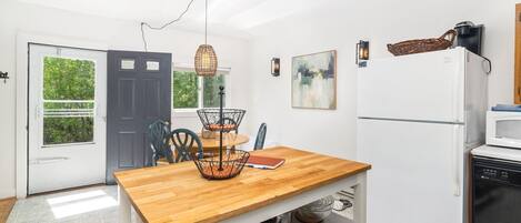 Microonde, pentole/stoviglie/utensili, tavolo da pranzo