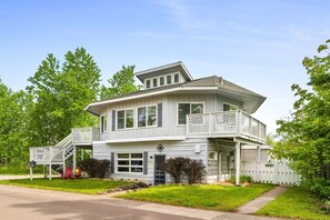 Exterior - Niche Suite at Ferry Landing Suites in Downtown La Pointe! (La Pointe)