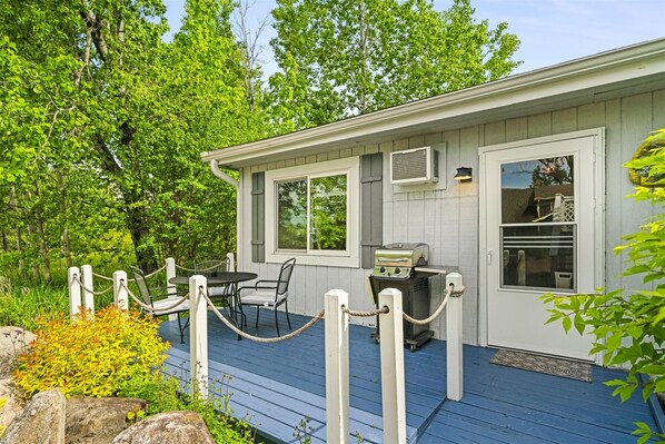Outdoor dining - Niche Suite at Ferry Landing Suites in Downtown La Pointe! (La Pointe)