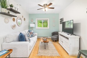 TV - Niche Suite at Ferry Landing Suites in Downtown La Pointe! (La Pointe)