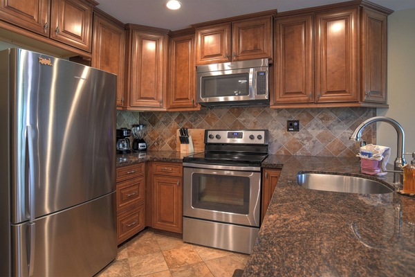 Een koelkast, een magnetron, een oven, een kookplaat