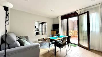 Una televisión, una oficina