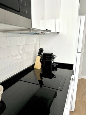 Jääkaappi, mikroaaltouuni, liesi, astianpesukone