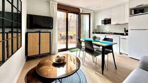 A modern apartment with a dining area, kitchen, and a balcony with a view. - Vivodomo | Free parking, new, large terrace (Madrid)