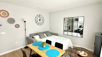 1 dormitorio, tabla de planchar con plancha, cuna de viaje y wifi