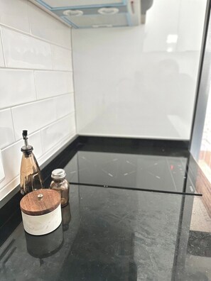 Kühlschrank, Mikrowelle, Ofen, Herdplatte