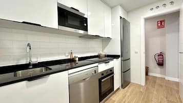 Een koelkast, een magnetron, een oven, een kookplaat