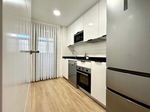 Een koelkast, een microgolfoven, een oven, een kookplaat