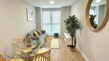 Una televisión, una oficina