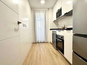Fridge, microwave, oven, stovetop - Vivodomo | Free parking, new, spacious & bright (Madrid)