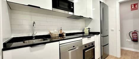 Kühlschrank, Mikrowelle, Ofen, Herdplatte