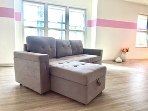 Living area - Pink aura 1-bedroom apartment in welcoming Atlanta (Atlanta)