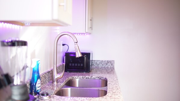Private kitchen - Pink aura 1-bedroom apartment in welcoming Atlanta (Atlanta)