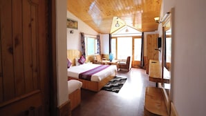 Una habitación con paneles de madera, una cama, un escritorio y una silla.