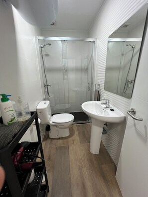 Shower, hair dryer, bidet, towels - Picasso Corner 2-A (Málaga)