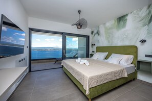 4 bedrooms, desk, iron/ironing board, travel crib