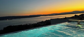 Villa with 4 bedrooms, jacuzzi and infinity pool in serene Crikvenica