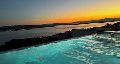 Villa with 4 bedrooms, jacuzzi and infinity pool in serene Crikvenica